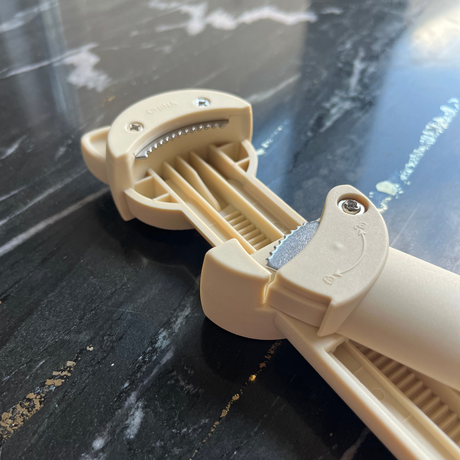 Ouvre-bocal multifonctionnel