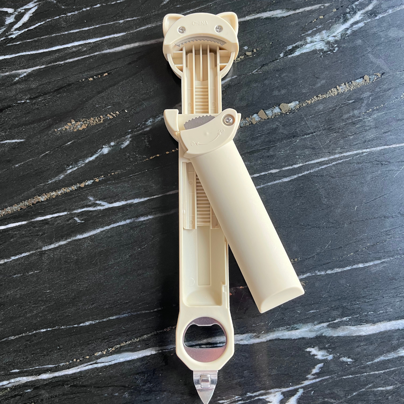 Ouvre-bocal multifonctionnel